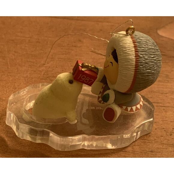 Hallmark Frosty Friends Eskimo Seal Present 1987 Collector Series Keepsake 8th‎ - Picture 1 of 9